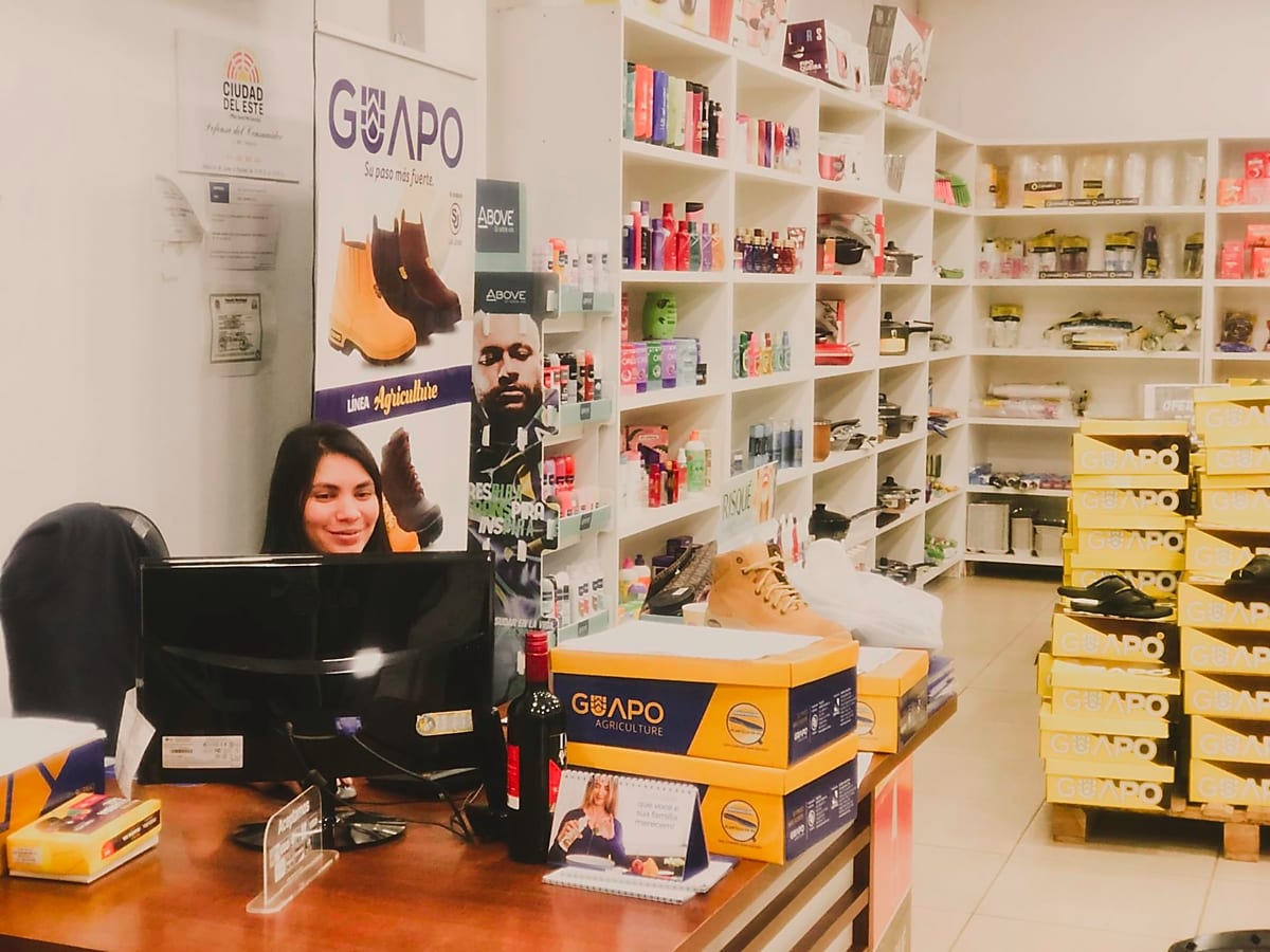 Showroom de San José con productos en exhibición